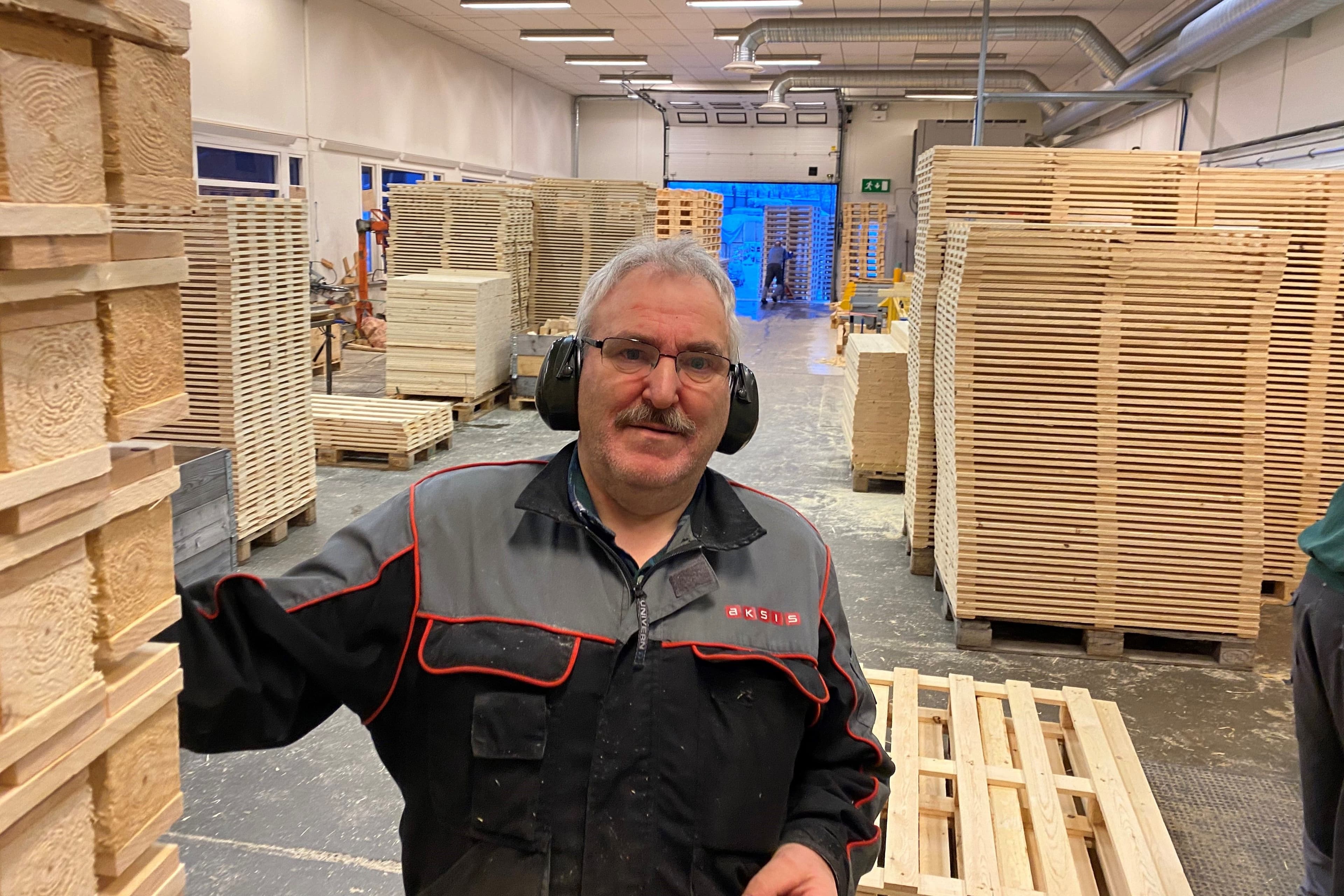 På paller produsert i Alta går laksen ut til hele verden